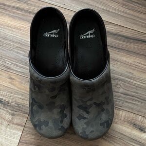 Dansko Camo Print Clogs Size 41 Excellent Condition